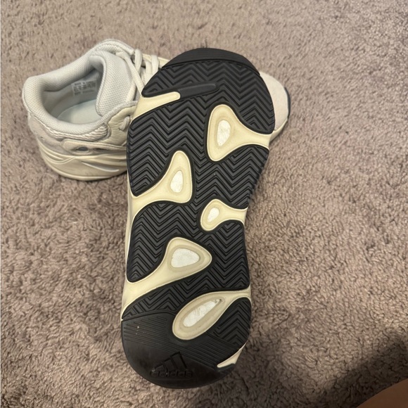 Yeezy Boost 700 Analog - Picture 4 of 8